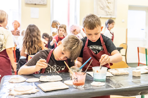 Warsztaty ceramiczne "Wzorzysty kafelek" - Uczestnicy warsztatów podczas pracy