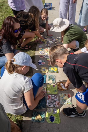 „Wzorzysty kafelek” - akcja plenerowa - Uczestnicy akcji podczas montażu kafelków