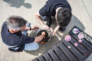 „Wzorzysty kafelek” - akcja plenerowa - Uczestnicy akcji podczas montażu kafelków