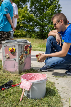 „Wzorzysty kafelek” - akcja plenerowa - Uczestnicy akcji podczas montażu kafelków