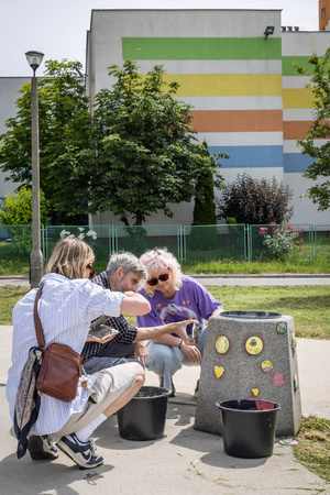 „Wzorzysty kafelek” - akcja plenerowa - Uczestnicy akcji podczas montażu kafelków