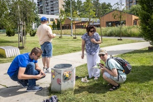 „Wzorzysty kafelek” - akcja plenerowa - Uczestnicy akcji podczas montażu kafelków