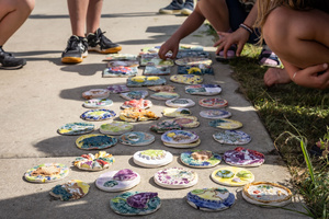 „Wzorzysty kafelek” - akcja plenerowa - Uczestnicy akcji podczas montażu kafelków