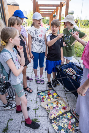 „Wzorzysty kafelek” - akcja plenerowa - Uczestnicy akcji podczas montażu kafelków