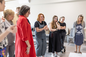 „Kompozycja miejska” - warsztaty ceramiczne - Uczestnicy warsztatów podczas pracy