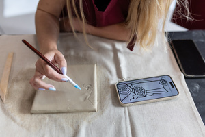 „Kompozycja miejska” - warsztaty ceramiczne - Uczestnicy warsztatów podczas pracy