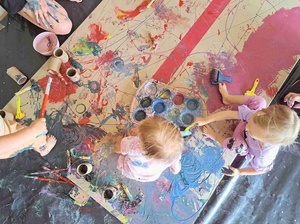 Szur! Trzask! Plask! Warsztaty sensoplastyczne - Uczestnicy podczas warsztatów