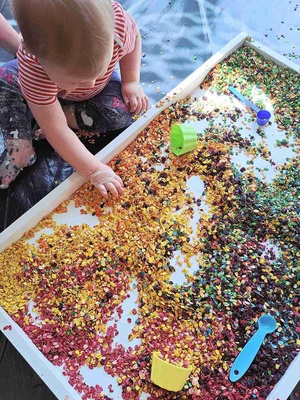 Szur! Trzask! Plask! Warsztaty sensoplastyczne - Uczestnicy podczas warsztatów