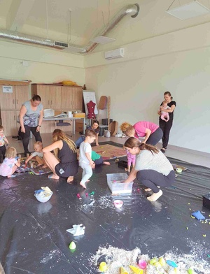 Szur! Trzask! Plask! Warsztaty sensoplastyczne - Uczestnicy podczas warsztatów