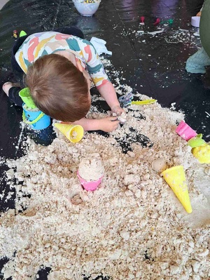 Szur! Trzask! Plask! Warsztaty sensoplastyczne - Uczestnicy podczas warsztatów