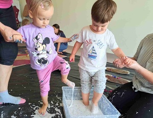 Szur! Trzask! Plask! Warsztaty sensoplastyczne - Uczestnicy podczas warsztatów