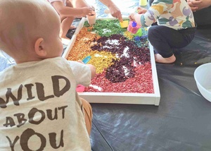 Szur! Trzask! Plask! Warsztaty sensoplastyczne - Uczestnicy podczas warsztatów