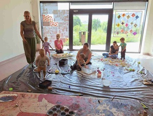 Szur! Trzask! Plask! Warsztaty sensoplastyczne - Uczestnicy podczas warsztatów