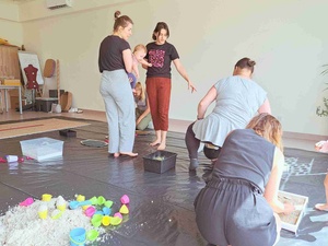 Szur! Trzask! Plask! Warsztaty sensoplastyczne - Uczestnicy podczas warsztatów