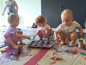 Szur! Trzask! Plask! Warsztaty sensoplastyczne - Uczestnicy podczas warsztatów