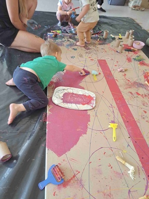 Szur! Trzask! Plask! Warsztaty sensoplastyczne - Uczestnicy podczas warsztatów