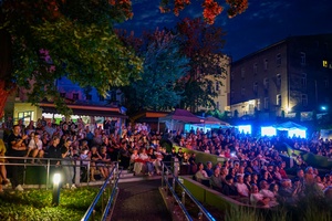 XX Był Sobie Blues: Natalia Sikora śpiewa Janis Joplin - Licznie zgromadzona publiczność w Amfiteatrze zasłuchana w piosenkach Janis Joplin w interpretacji Natalii Sikory i jej zespołu