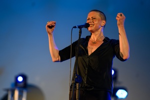 XX Był Sobie Blues: Natalia Sikora śpiewa Janis Joplin - Na amfiteatralnej scenie śpiewająca Natalia Sikora