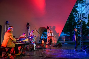 XX Był Sobie Blues: Natalia Sikora śpiewa Janis Joplin - Na amfiteatralnej scenie grający zespół Natalii Sikory
