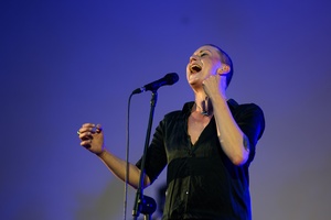 XX Był Sobie Blues: Natalia Sikora śpiewa Janis Joplin - Na amfiteatralnej scenie śpiewająca Natalia Sikora