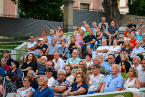 XX Był Sobie Blues: Clappton - A Tribute To Eric Clapton - Amfiteatralna publiczność w oczekiwaniu na rozpoczęcie koncertu