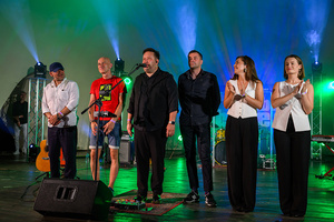 XX Był Sobie Blues: Clappton - A Tribute To Eric Clapton - Na scenie zespół Clappton dziękujący tarnowskiej publiczności za udział w koncercie