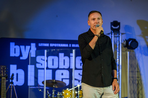 XX Był Sobie Blues: Clappton - A Tribute To Eric Clapton - Na amfiteatralnej scenie dyrektor TCK Tomasz Kapturkiewicz otwierający koncert