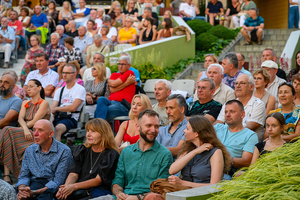 XX Był Sobie Blues: Clappton - A Tribute To Eric Clapton - Amfiteatralna publiczność w oczekiwaniu na rozpoczęcie koncertu