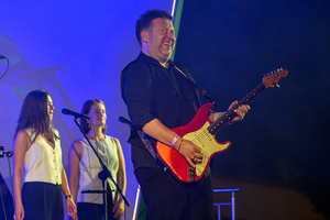 XX Był Sobie Blues: Clappton - A Tribute To Eric Clapton - Na scenie na pierwszym planie grający na gitarze Sebastian Stachurski