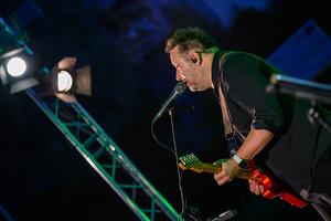 XX Był Sobie Blues: Clappton - A Tribute To Eric Clapton - Na scenie śpiewający i grający na gitarze Sebastian Stachurski