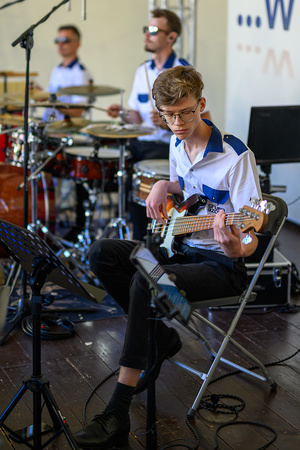 Koncert Polskiej Muzyki Rozrywkowej - Orkiestra Dęta Grupy Azoty S.A. i soliści - Na scenie grająca sekcja rytmiczna orkiestry dętej