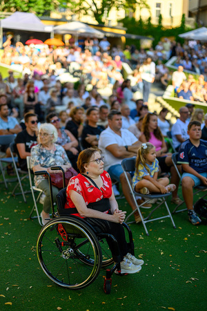 Koncert Polskiej Muzyki Rozrywkowej - Orkiestra Dęta Grupy Azoty S.A. i soliści - Amfiteatralna publiczność uczestnicząca w koncercie