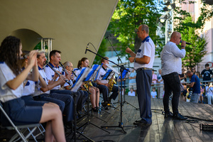 Koncert Polskiej Muzyki Rozrywkowej - Orkiestra Dęta Grupy Azoty S.A. i soliści - Na scenie śpiewający solista Marek Ostrowski i grająca orkiestra  dęta pod dyr. Jacka Skrzelowskiego