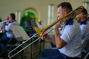 Koncert Polskiej Muzyki Rozrywkowej - Orkiestra Dęta Grupy Azoty S.A. i soliści - Na scenie grająca orkiestra dęta