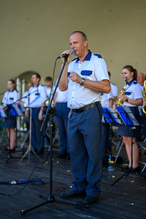 Koncert Polskiej Muzyki Rozrywkowej - Orkiestra Dęta Grupy Azoty S.A. i soliści - Na scenie dyrygent Orkiestry Dętej Grupy Azoty S.A. Jacek Skrzelowski przemawiający do publiczności