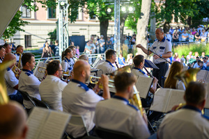 Koncert Polskiej Muzyki Rozrywkowej - Orkiestra Dęta Grupy Azoty S.A. i soliści - Na scenie grająca orkiestra dęta