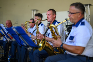 Koncert Polskiej Muzyki Rozrywkowej - Orkiestra Dęta Grupy Azoty S.A. i soliści - Na scenie grająca orkiestra dęta