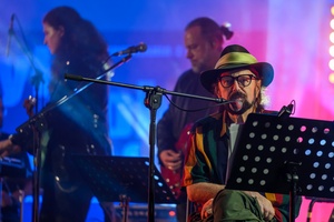 Koncert: Hołdys / Waglewski / Karimski Orchestra - Fotorelacja z koncertu Hołdys / Waglewski / Karimski Orchestra – artyści na scenie i publiczność podczas wydarzenia.