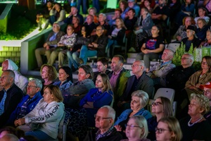 Koncert: Hołdys / Waglewski / Karimski Orchestra - Fotorelacja z koncertu Hołdys / Waglewski / Karimski Orchestra – artyści na scenie i publiczność podczas wydarzenia.