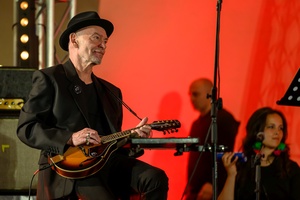 Koncert: Hołdys / Waglewski / Karimski Orchestra - Fotorelacja z koncertu Hołdys / Waglewski / Karimski Orchestra – artyści na scenie i publiczność podczas wydarzenia.