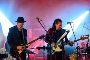 Koncert: Hołdys / Waglewski / Karimski Orchestra - Fotorelacja z koncertu Hołdys / Waglewski / Karimski Orchestra – artyści na scenie i publiczność podczas wydarzenia.