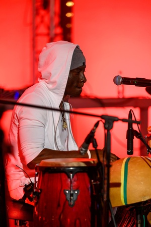 Koncert: Hołdys / Waglewski / Karimski Orchestra - Fotorelacja z koncertu Hołdys / Waglewski / Karimski Orchestra – artyści na scenie i publiczność podczas wydarzenia.