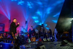 Koncert: Hołdys / Waglewski / Karimski Orchestra - Fotorelacja z koncertu Hołdys / Waglewski / Karimski Orchestra – artyści na scenie i publiczność podczas wydarzenia.