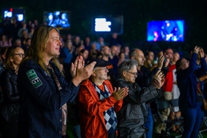 Koncert: Hołdys / Waglewski / Karimski Orchestra - Fotorelacja z koncertu Hołdys / Waglewski / Karimski Orchestra – artyści na scenie i publiczność podczas wydarzenia.