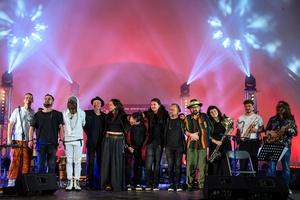 Koncert: Hołdys / Waglewski / Karimski Orchestra - Fotorelacja z koncertu Hołdys / Waglewski / Karimski Orchestra – artyści na scenie i publiczność podczas wydarzenia.