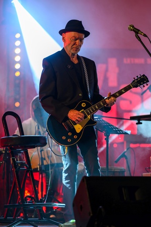 Koncert: Hołdys / Waglewski / Karimski Orchestra - Fotorelacja z koncertu Hołdys / Waglewski / Karimski Orchestra – artyści na scenie i publiczność podczas wydarzenia.