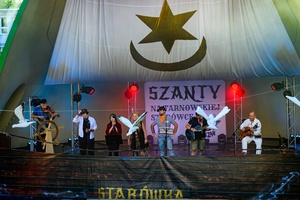 Szanty na Starówce: Kliper Marzenie, North Cape - Na scenie występ zespołu Kliper Marzenie z perspektywy widowni