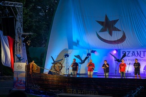 Szanty na Starówce: Kliper Marzenie, North Cape - Na scenie występujący zespół wokalny North Cape