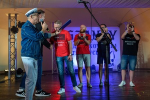 Szanty na Starówce: Kliper Marzenie, North Cape - Na scenie zespół wokalny North Cape odbierający od dyrektora TCK Tomasza Kapturkiewicza i Ryszarda Żądły pamiątkowy dyplom