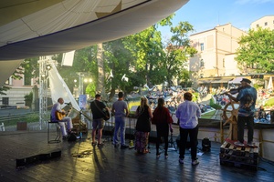 Szanty na Starówce: Kliper Marzenie, North Cape - Na scenie występ zespołu Kliper Marzenie, w perspektywie tarnowska publiczność